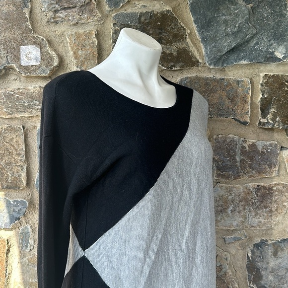 Joan Vass Studio Women's Black/Gray Color Block Asymmetrical Sweater Size Medium - Picture 4 of 8